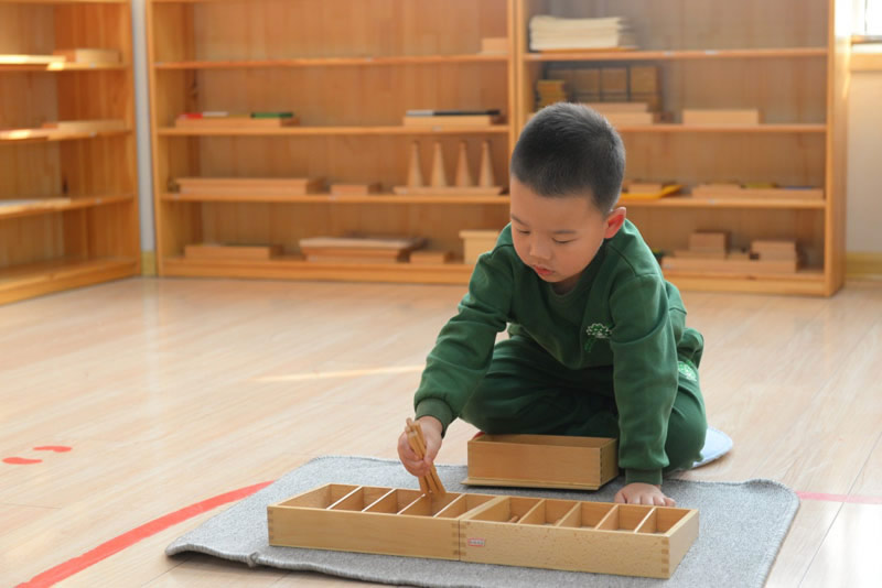 河北青縣跨世紀(jì)幼兒園：“紡錘棒與紡錘棒箱”讓蒙氏班孩子沉迷！