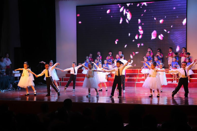 山東省乳山市麗慧幼兒園2016年畢業(yè)匯報演出: 快樂 感恩 飛翔
