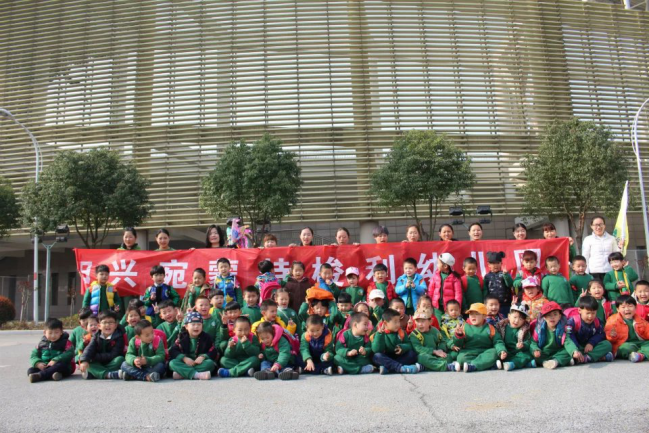河南省南陽興宛幼兒園：陽春三月放風箏