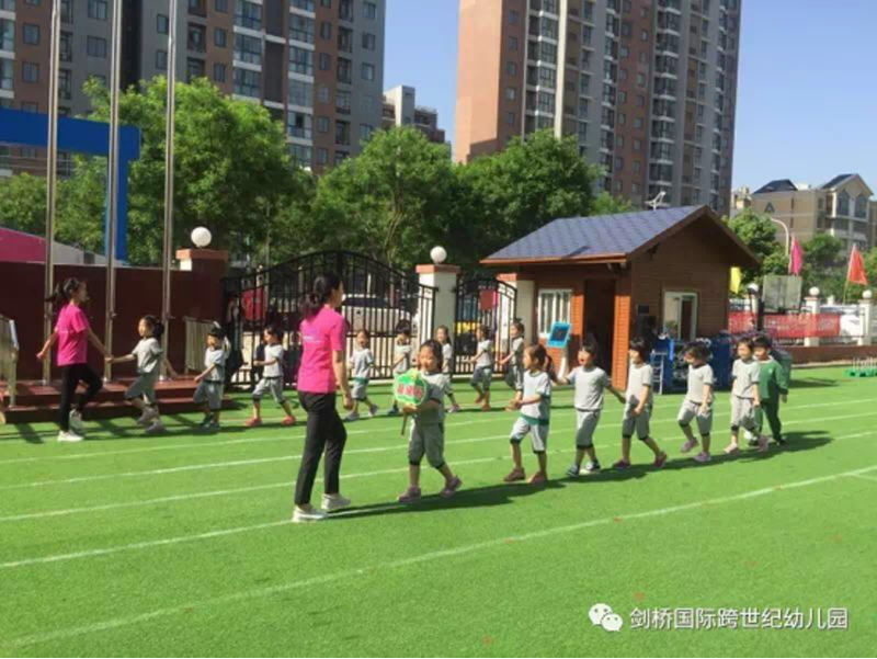 河南省駐馬店劍橋跨世紀幼兒園:春花暖心 游戲隨行