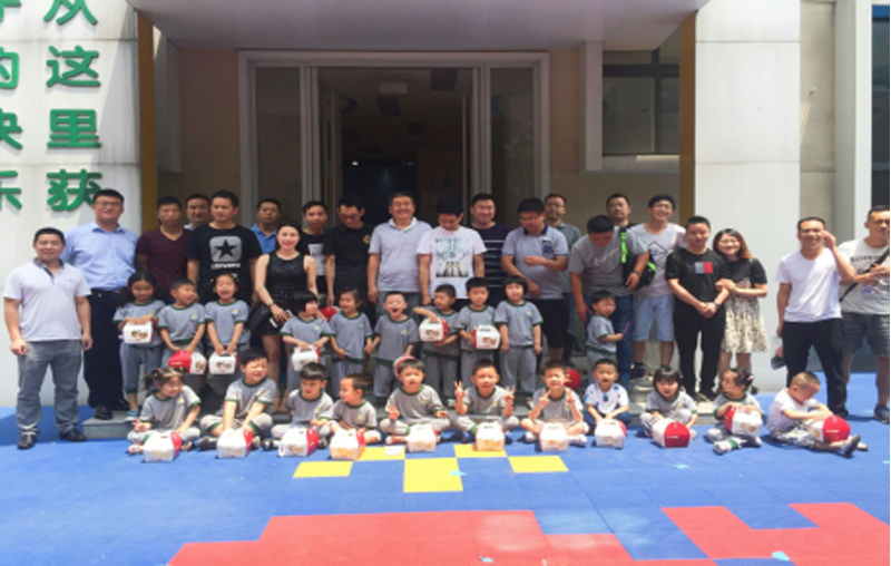 河南省駐馬店跨世紀鵬宇天下城幼兒園：我和爸爸有個約會