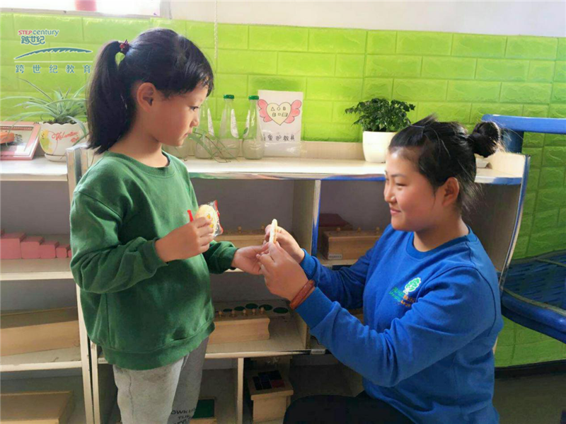 河南南陽淅川隆興高中幼兒園：如果幼兒園有這樣的蒙特梭利教師，何愁不能教好孩子?