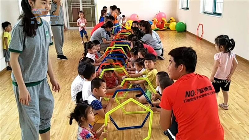 山東棗莊山亭星光跨世紀(jì)幼兒園：新學(xué)期特色課，家長(zhǎng)觀摩中……