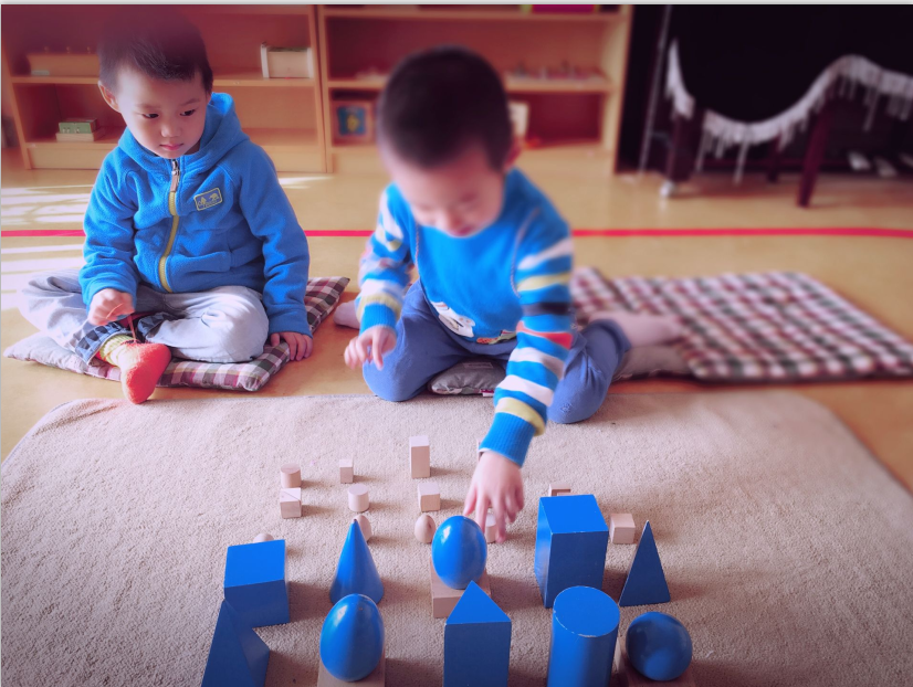 孩子隨手亂扔?xùn)|西，看蒙特梭利幼兒園如何解決!