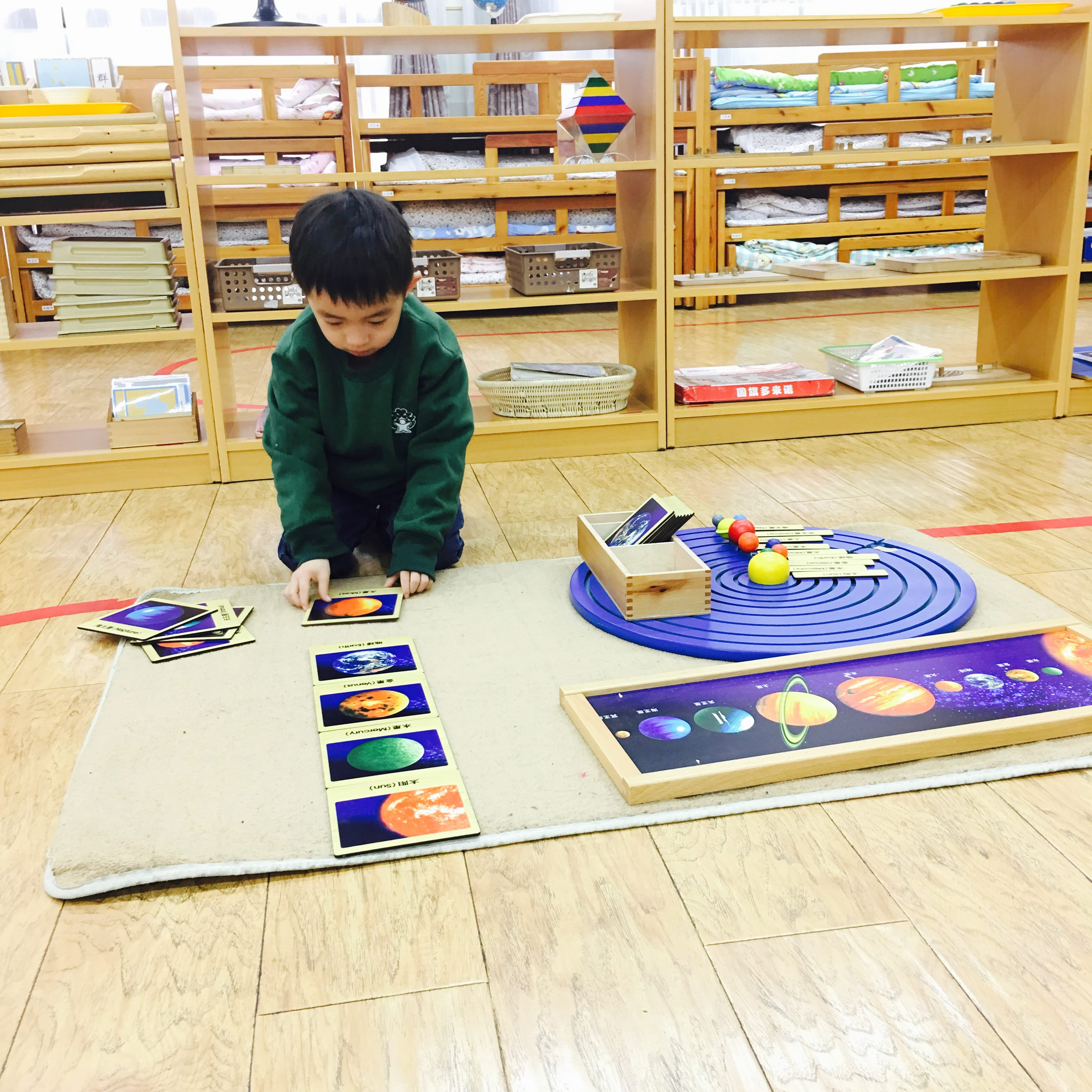 雙手是開啟探索世界的鑰匙，看跨世紀(jì)幼兒園蒙氏教育中的實(shí)物化教學(xué)