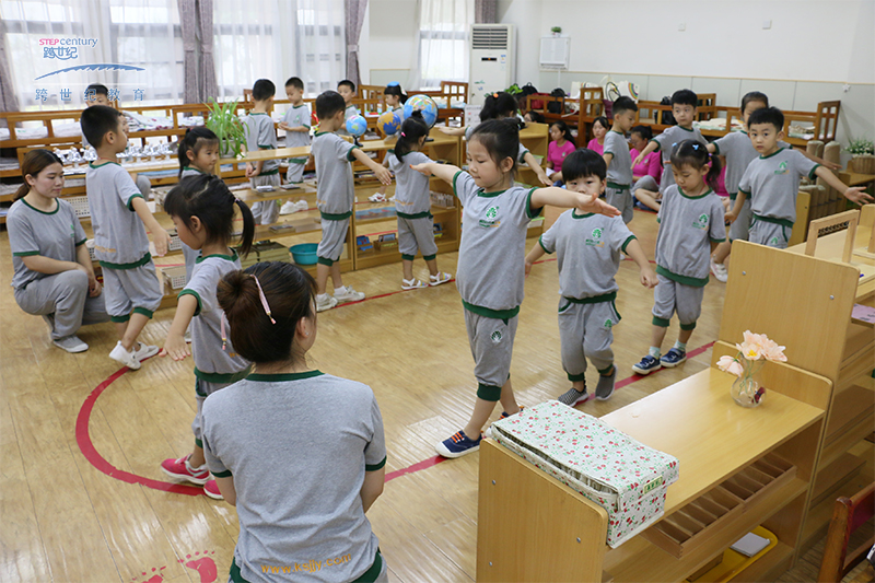 她們說在跨世紀幼兒園實習(xí)真棒，可以學(xué)到好多……