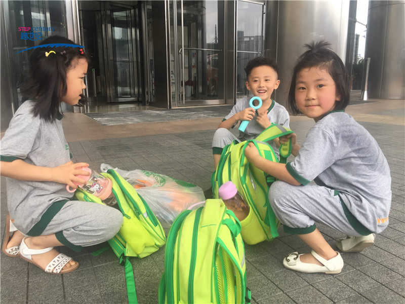 體驗(yàn)超市購物，跨世紀(jì)幼兒園畢業(yè)生的能力大展現(xiàn)