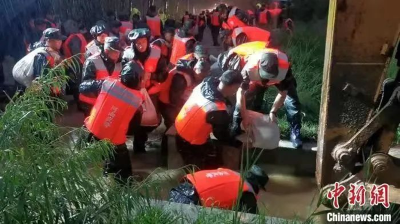 風(fēng)“豫”同“州”，我們?cè)谝黄?！跨世紀(jì)向河南同胞捐款100000元！