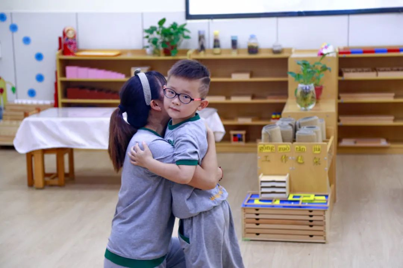 蒙氏教育：面對(duì)孩子帶有“目的性”的哭，不打不罵不妥協(xié)，正確做法來啦！