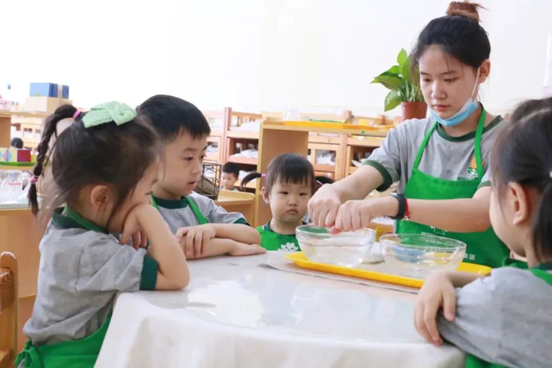 園長(zhǎng)如何帶出一批高素質(zhì)的教師隊(duì)伍？跨世紀(jì)告訴你答案