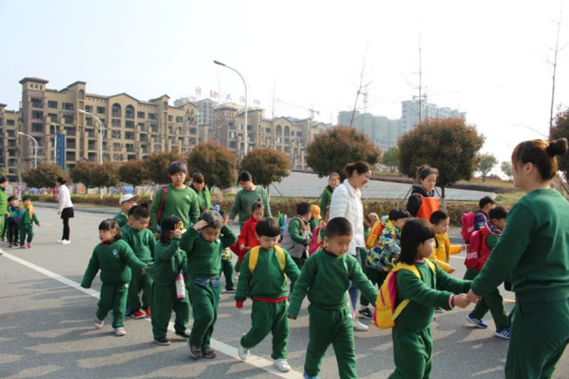 河南省南陽(yáng)興宛幼兒園：陽(yáng)春三月放風(fēng)箏2963.png