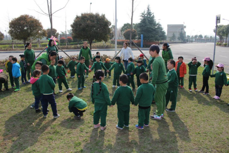 河南省南陽(yáng)興宛幼兒園：陽(yáng)春三月放風(fēng)箏4327.png