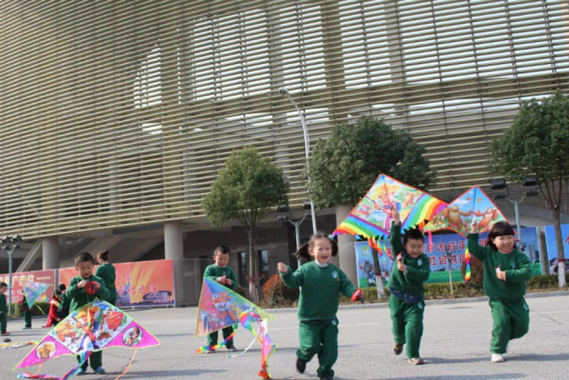 河南省南陽(yáng)興宛幼兒園：陽(yáng)春三月放風(fēng)箏4376.png