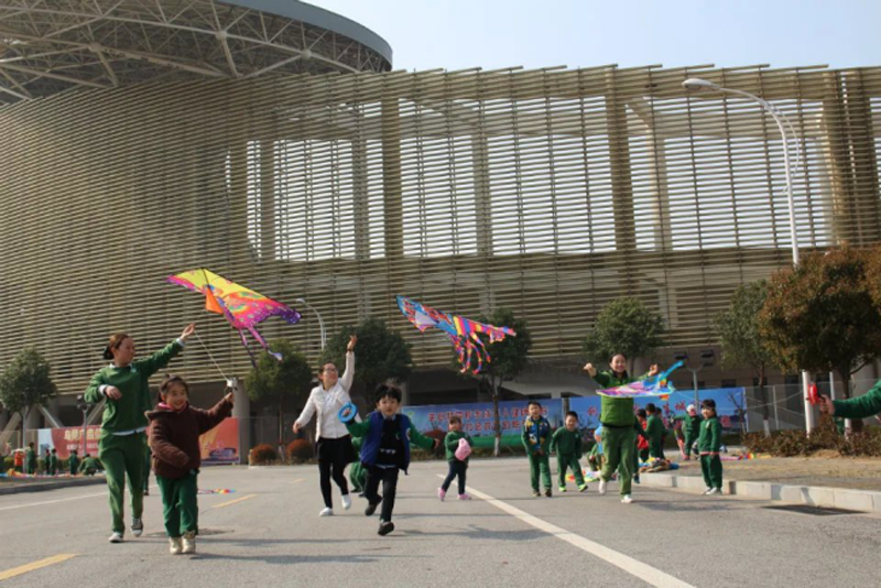 河南省南陽(yáng)興宛幼兒園：陽(yáng)春三月放風(fēng)箏4552.png