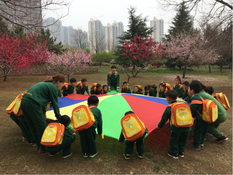 河南省魯山跨世紀(jì)幼兒園：“尋找春天的足跡”199.png