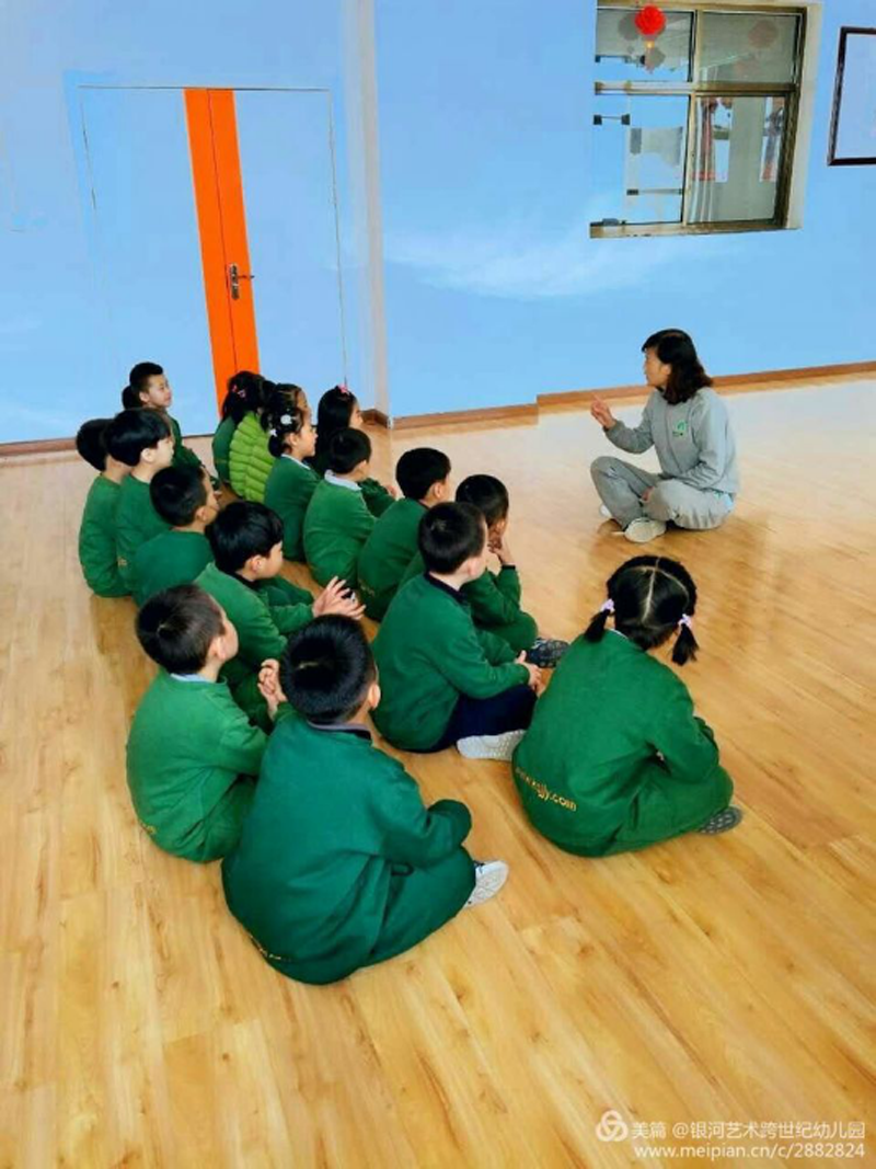 青海省銀河藝術(shù)跨世紀幼兒園：大家一起摘草莓241.png