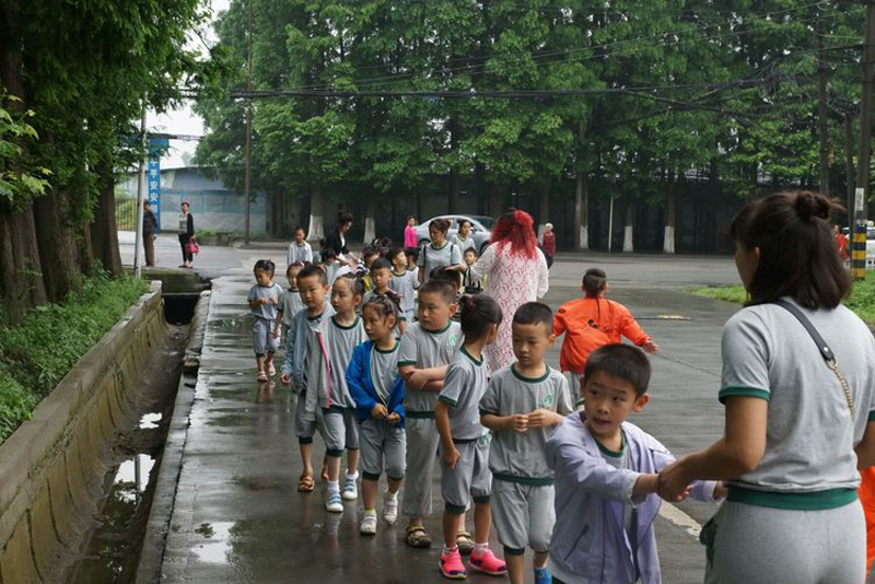 四川省都江堰跨世紀(jì)幼兒園：我們畢業(yè)啦！519.png